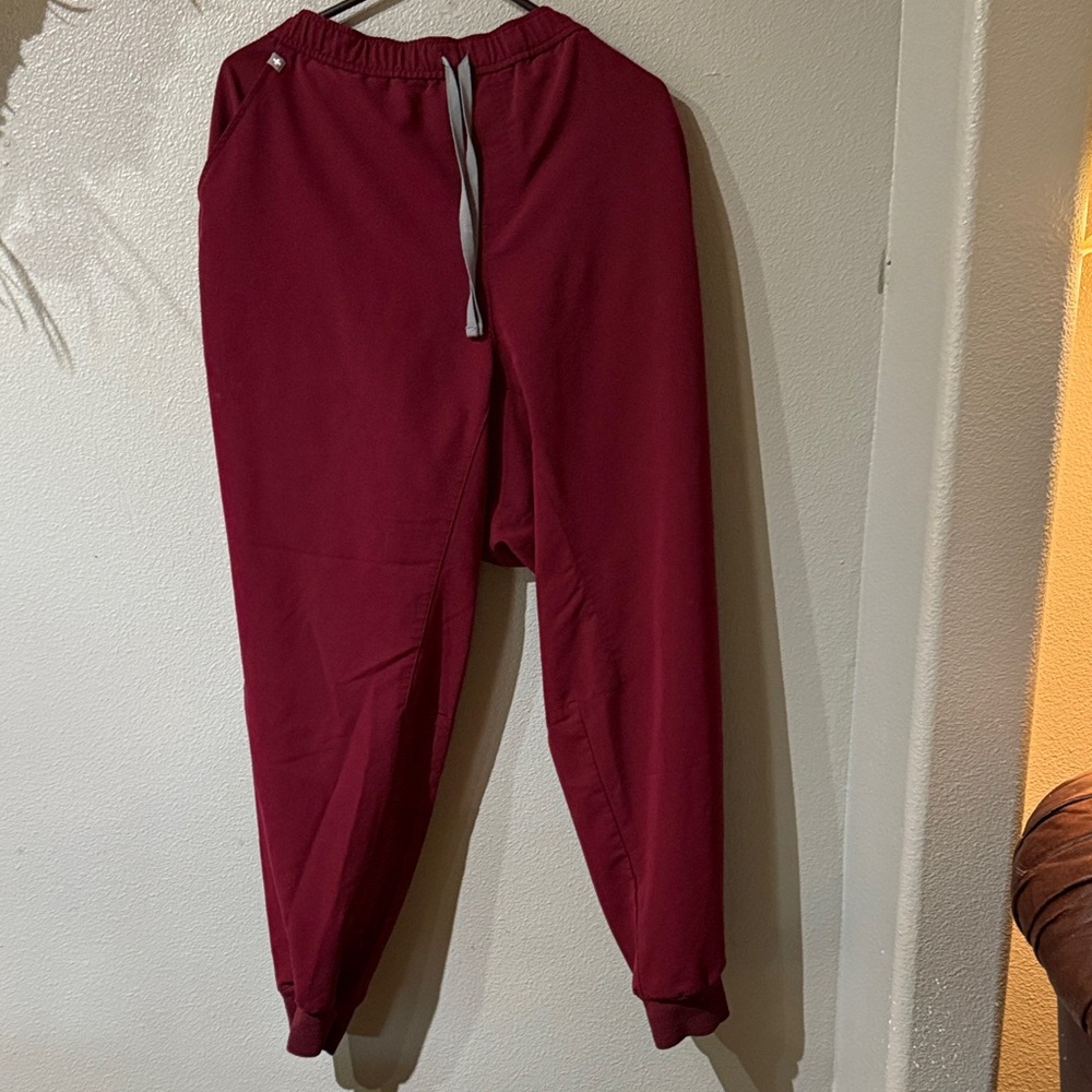 FIGS Mens scrub bottoms. Tansen
Style. Size XXL. PO #1801 Burgundy